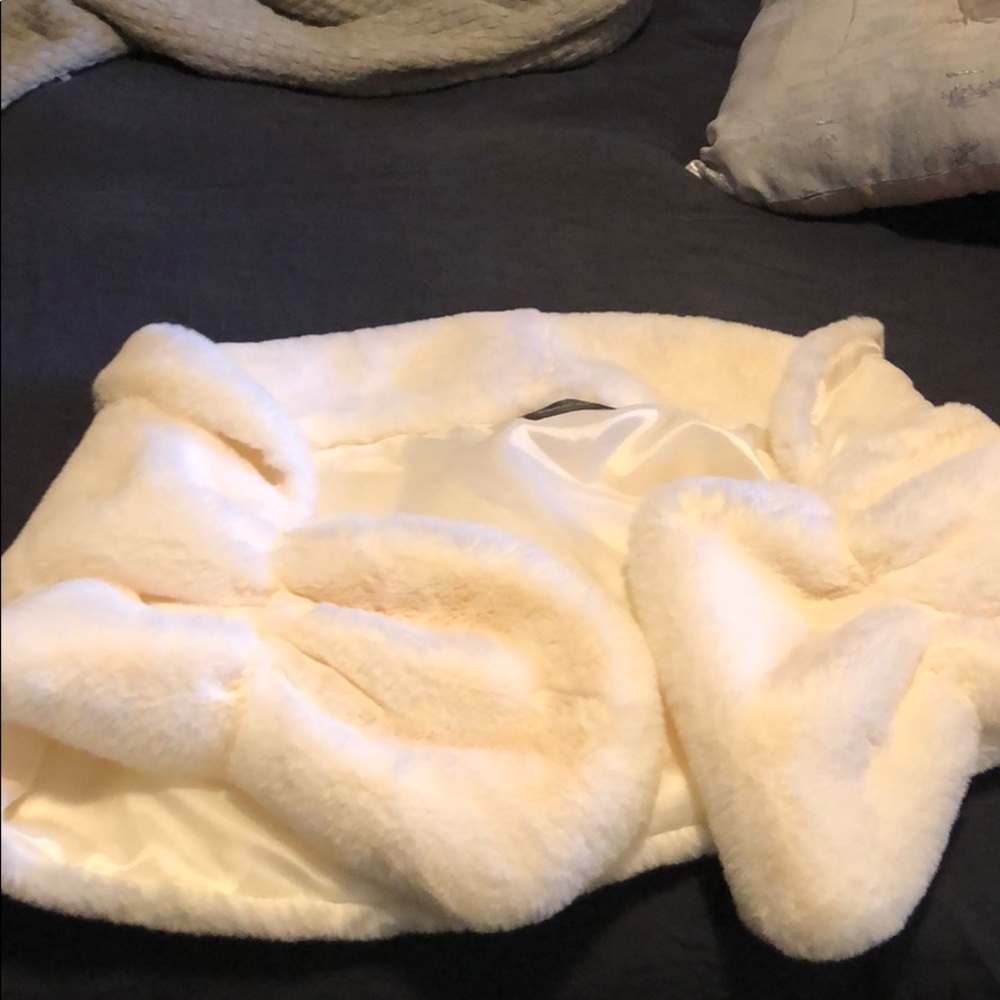 Collared faux white fur stole. Size small.